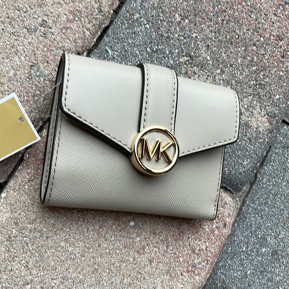 MICHAEL KORS CARMEN MEDIUM LOGO AND FAUX LEATHER WALLET LIGHT SAND - Picture 10 of 16